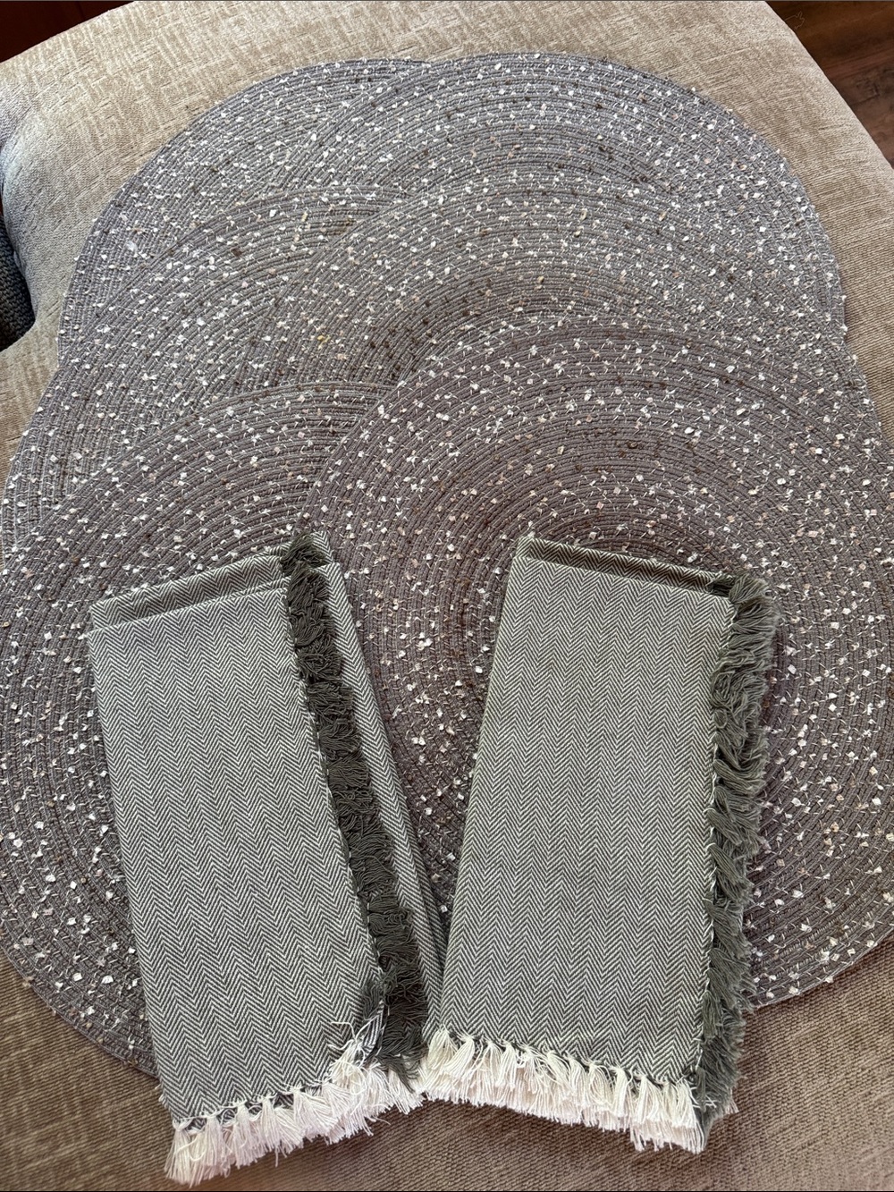 HomeGoods Herringbone Grey & Cream Napkins & Speckled Round Placmats NWOT